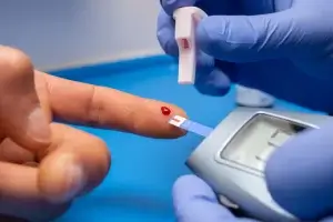 Tener diabetes también es un factor de riesgo para la enfermedad de hígado graso no alcohólico (EHGNA).